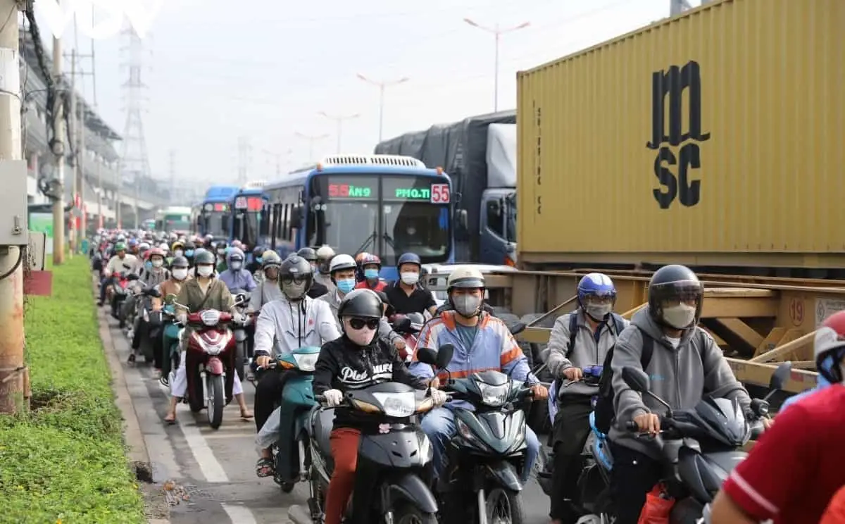 Tình trạng kẹt xe tài cầu Đồng Nai 2